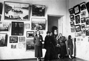 Экскурсия в картинной галерее, 1933 г. Зал с произведениями псковских художников